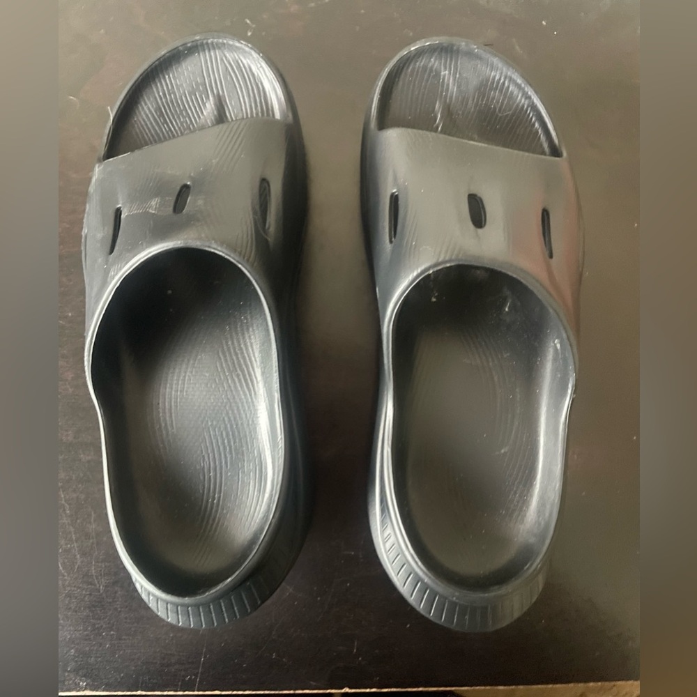 New Women’s HOKA ONE Ora Recovery Slides Black/Black size 8.
